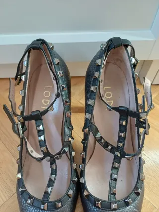 Zapatos de tacón negros con tachuelas