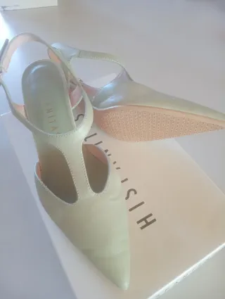 Zapatos color alga verde claro  tacón con tira