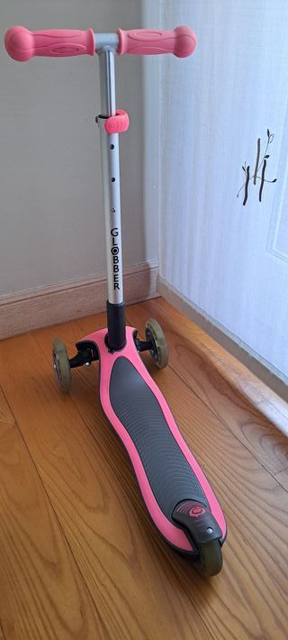 Patinete Globber 3 ruedas con luces, en negro y ro