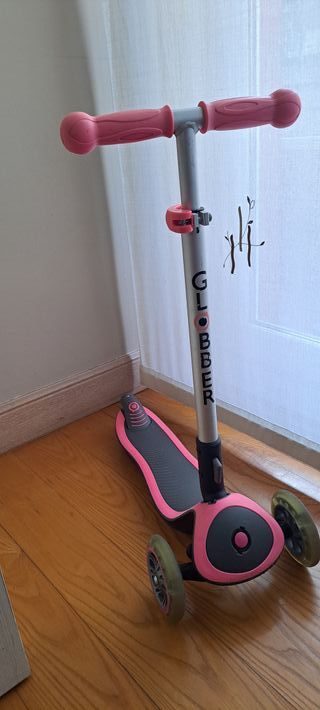 Patinete Globber 3 ruedas con luces, en negro y ro