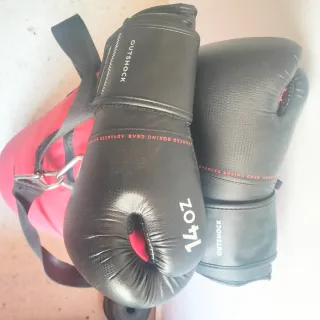Saco de boxeo + guantes + vendas