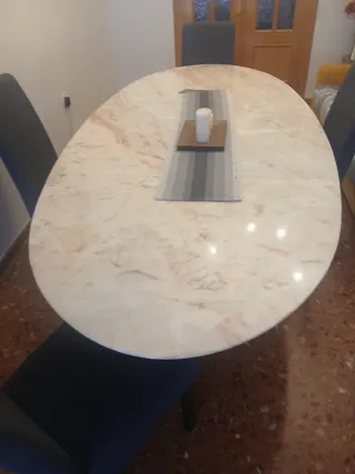 Mesa de comedor ovalada de mármol