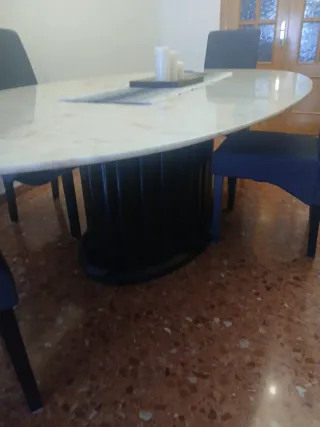 Mesa de comedor ovalada de mármol