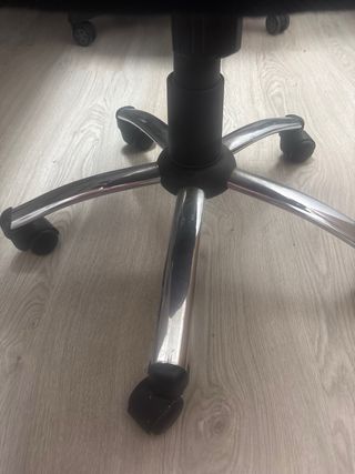 Silla de oficina negra y roja