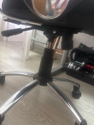 Silla de oficina negra y roja