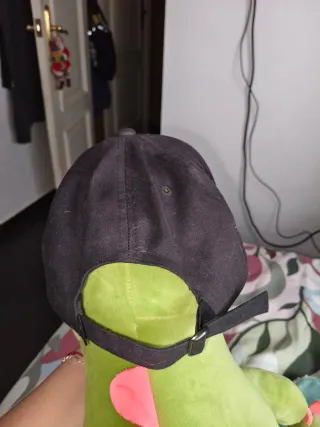 Gorra negra con logo