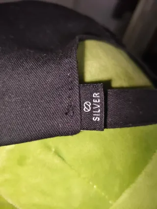 Gorra negra con logo