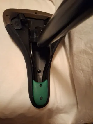 Sillín de bicicleta negro y verde