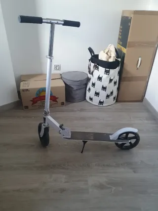 Patinete blanco plegable + casco y protecciones