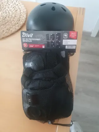 Patinete blanco plegable + casco y protecciones