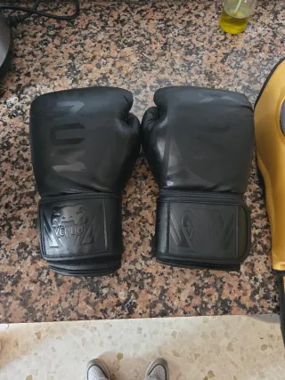Guantes Boxeo/Muay Thai Venum 8OZ Negros