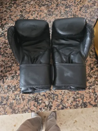 Guantes Boxeo/Muay Thai Venum 8OZ Negros