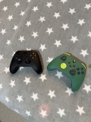 Xbox Series X + 2 mandos + funda antipolvo