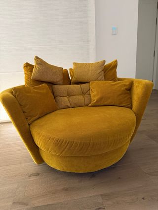 Sillón giratorio mostaza Fama Sofás