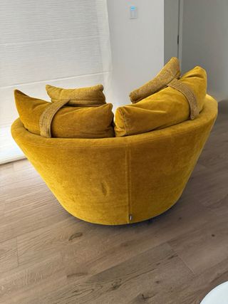 Sillón giratorio mostaza Fama Sofás
