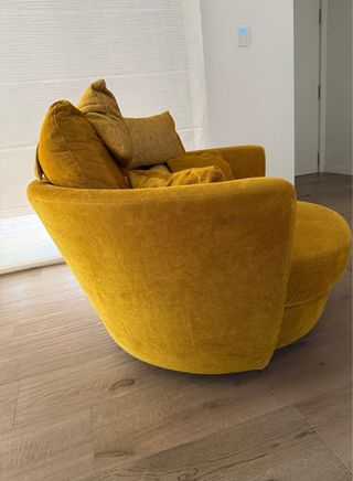 Sillón giratorio mostaza Fama Sofás