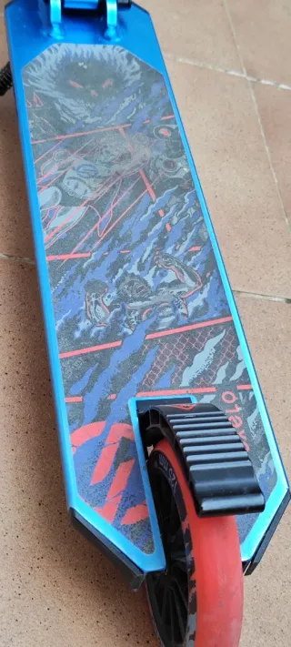 Patinete infantil azul con ruedas rojas