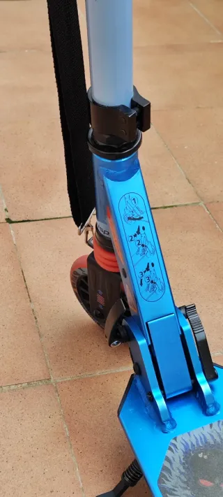 Patinete infantil azul con ruedas rojas