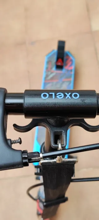 Patinete infantil azul con ruedas rojas