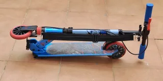 Patinete infantil azul con ruedas rojas