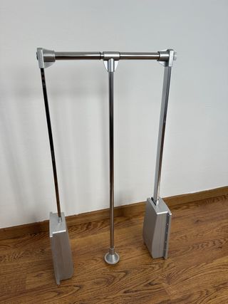 Accesorio colgador para armario metálico