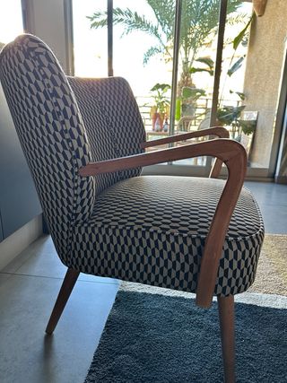 Sillón tapizado blanco y negro