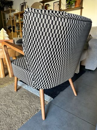 Sillón tapizado blanco y negro