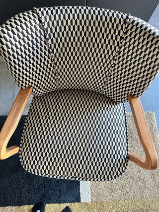 Sillón tapizado blanco y negro