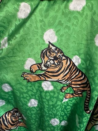 Kimono aire retro con estampado de tigres.