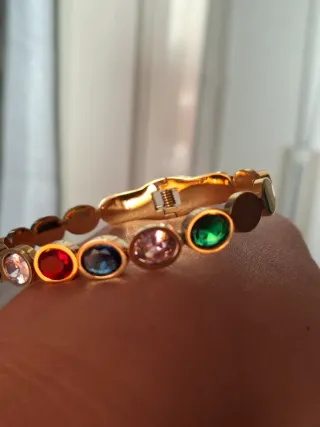 Pulsera esclava con cristales de colores.