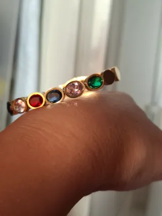 Pulsera esclava con cristales de colores.