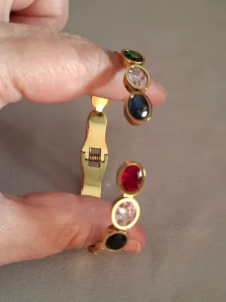 Pulsera esclava con cristales de colores.