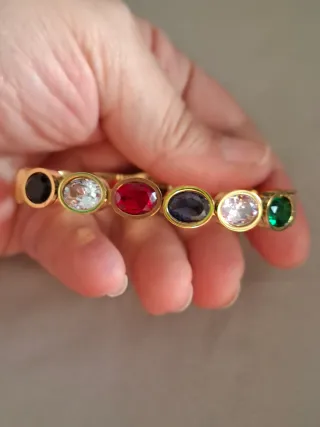 Pulsera esclava con cristales de colores.