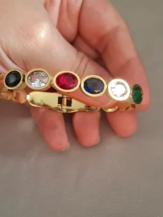 Pulsera esclava con cristales de colores.