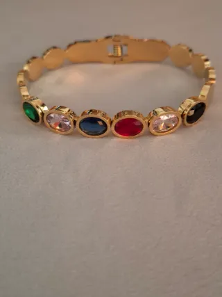 Pulsera esclava con cristales de colores.