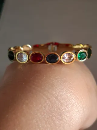 Pulsera esclava con cristales de colores.