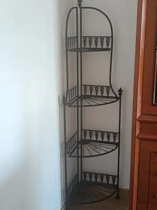 Rinconera metálica negra