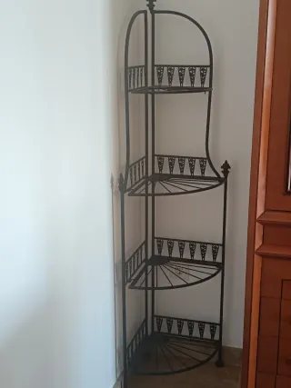 Rinconera metálica negra