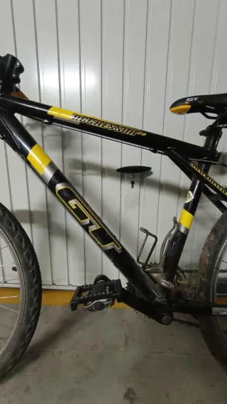 Bicicleta de Montaña GT Negra y Amarilla