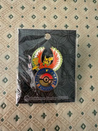 Lote 5 Pins Pokémon Center