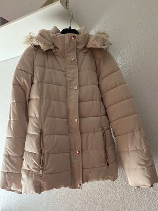 Abrigo acolchado beige con capucha