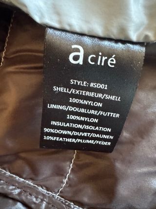 Anorak Aciré Plumas Gris. No es muy recio. En buen