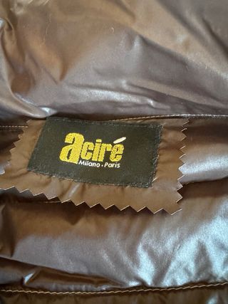 Anorak Aciré Plumas Gris. No es muy recio. En buen