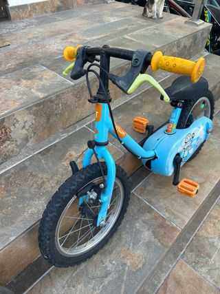Bicicleta infantil azul con puños amarillos