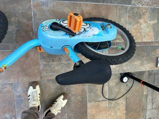 Bicicleta infantil azul con puños amarillos