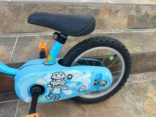 Bicicleta infantil azul con puños amarillos