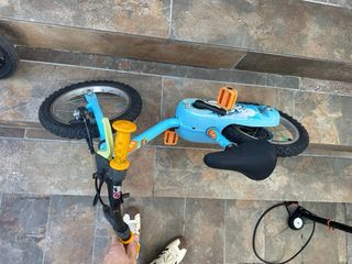 Bicicleta infantil azul con puños amarillos