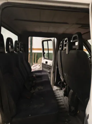 Camión 7 plazas 3500 kg basculante grúa