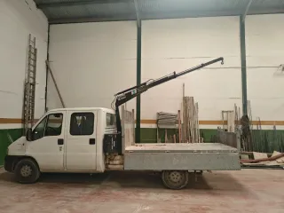 Camión 7 plazas 3500 kg basculante grúa