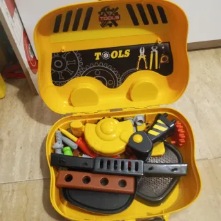 Caja de herramientas de juguete amarilla. NEGOCIAB